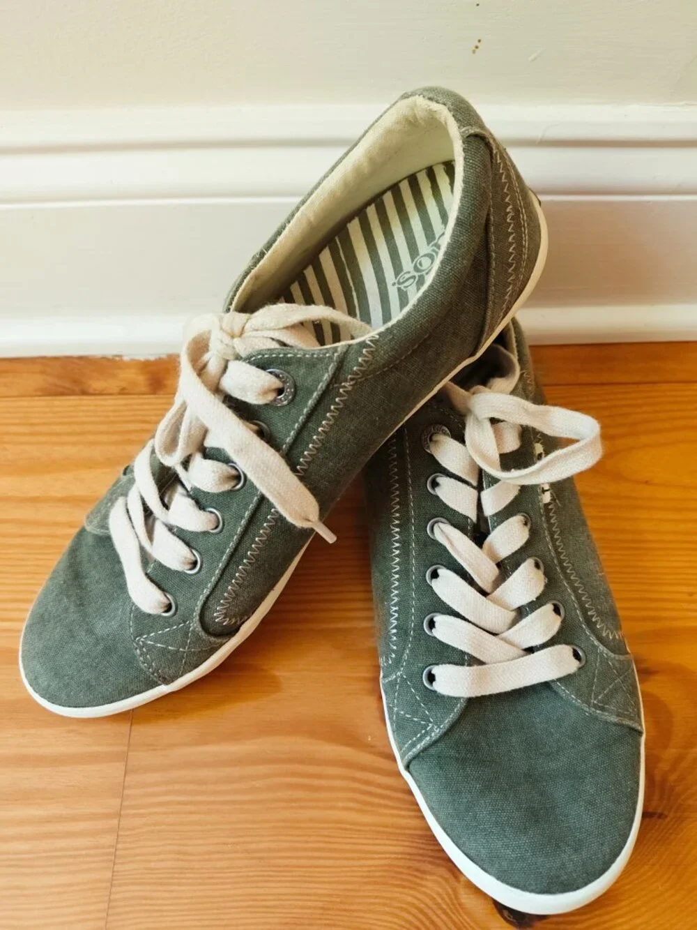 Taos Star Sneakers Shoes Womens Size 10 Green Canvas Casual Comfort Arch Support